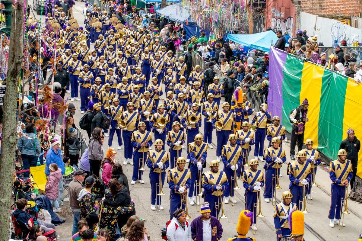 Desfile de músicos en Mardi Gras.