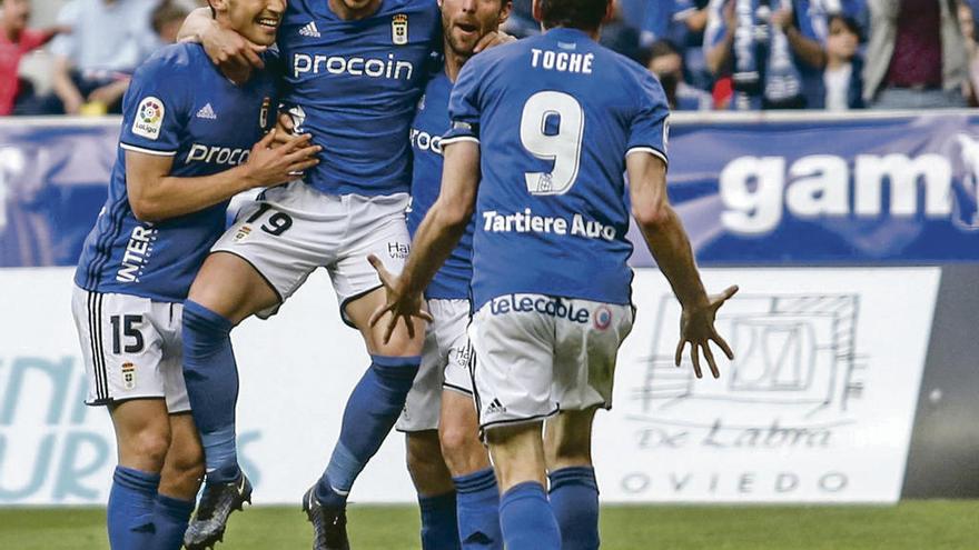 Torró, David Fernández y Toché celebran con Costas su gol ante el Huesca.