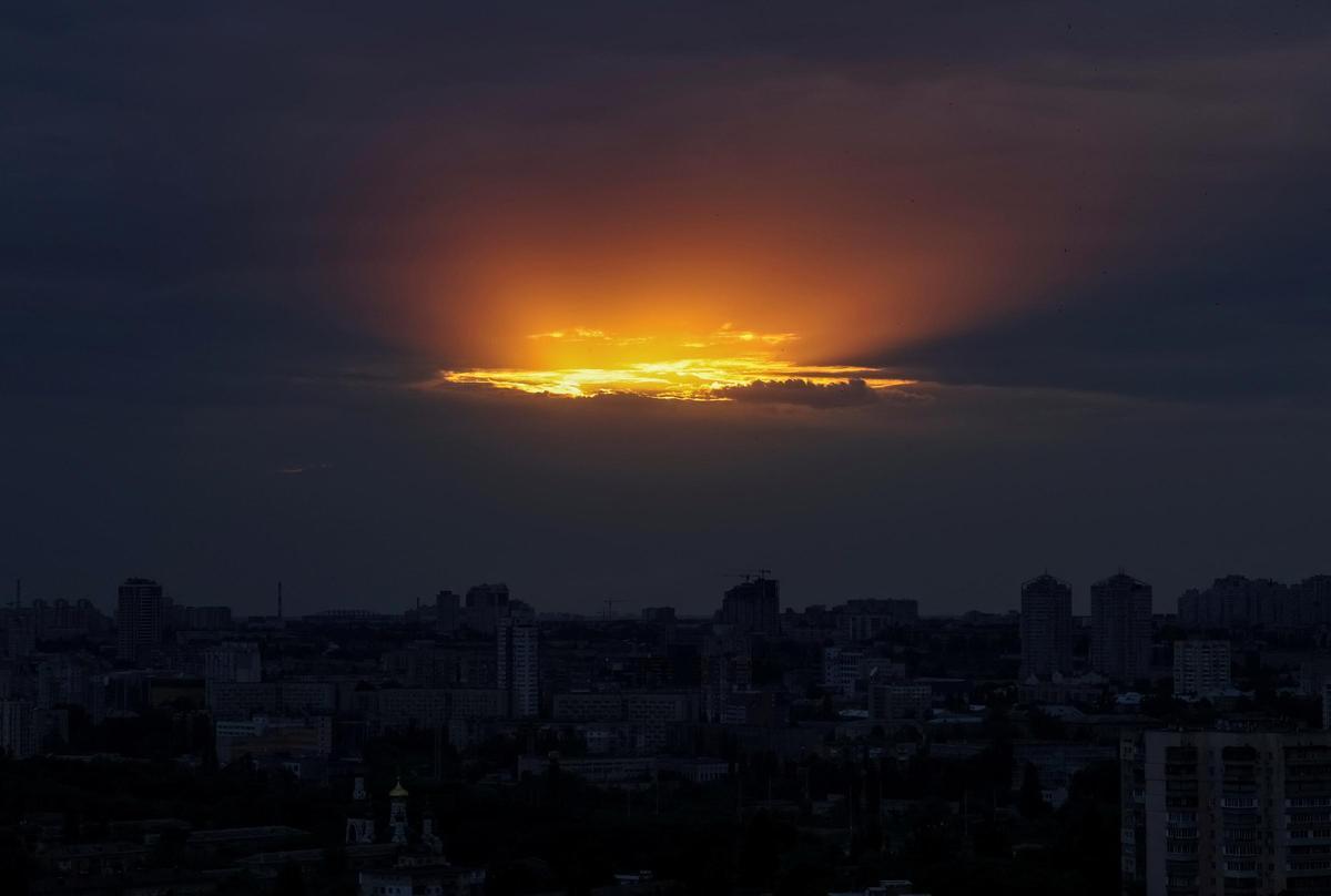 La ciudad de Kiev, al atardecer, durante una alerta de ataque aéreo.