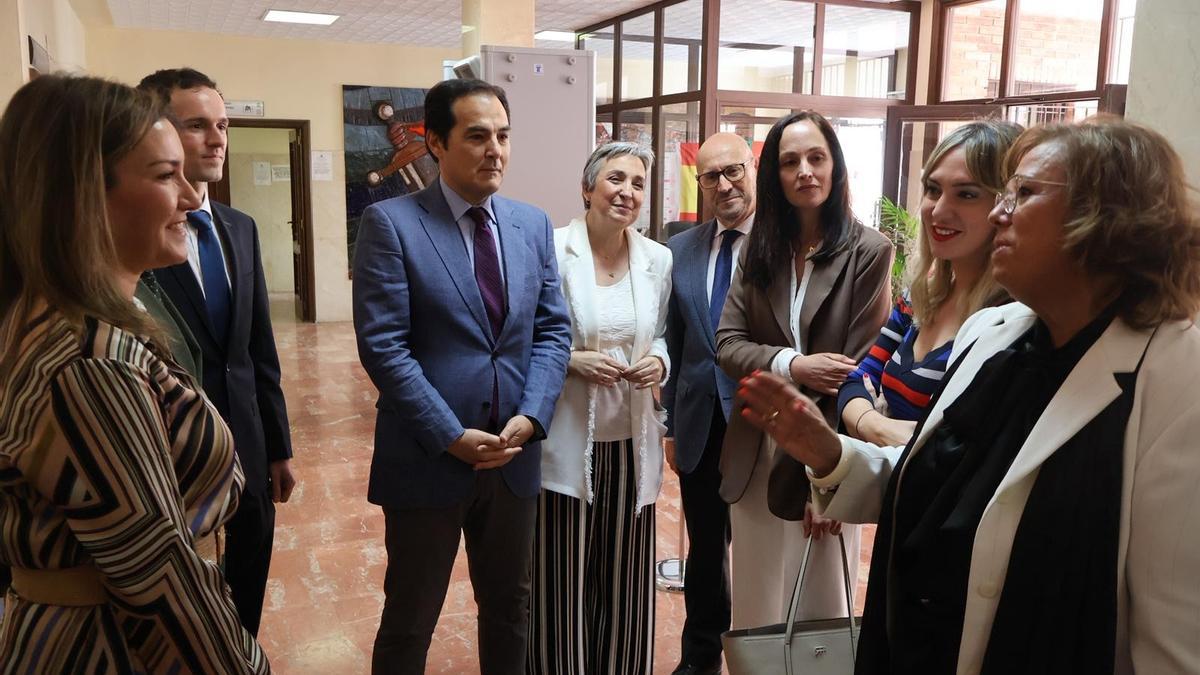 El consejero de Justicia, José Antonio Nieto, atiende las explicaciones durante su visita a los juzgados de Montilla.