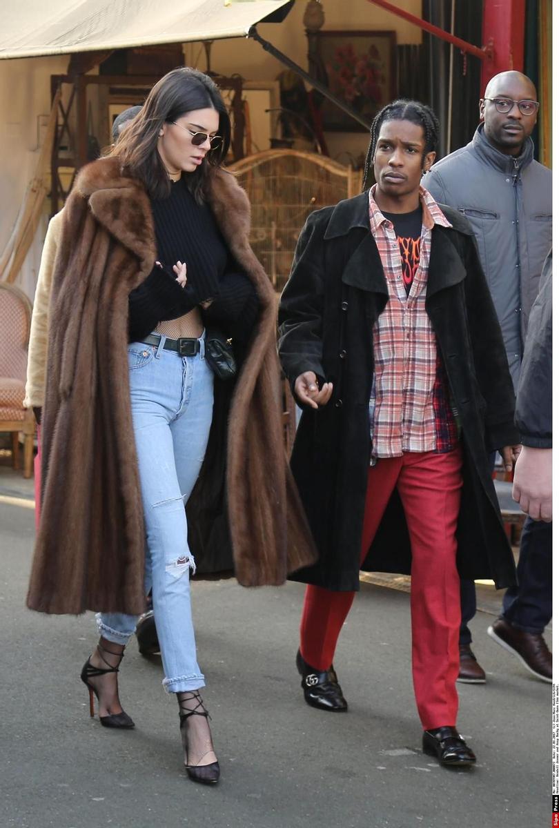 Kendall Jenner con abrigo de visón y jeans