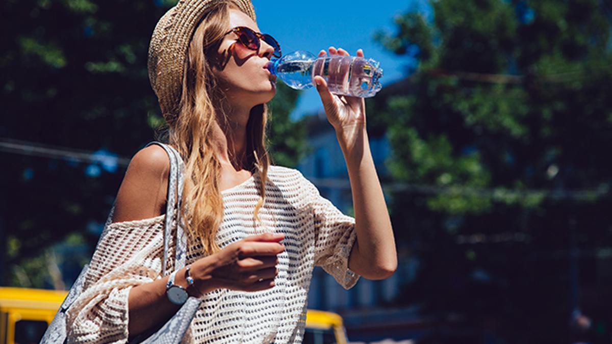 Una chica se hidrata para combatir el calor