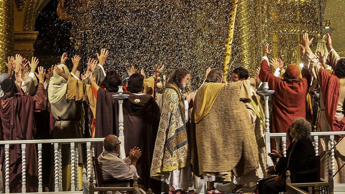 Una escena del Misteri d’Elx, en la basílica de Santa María, en una de las escenificaciones de agosto.