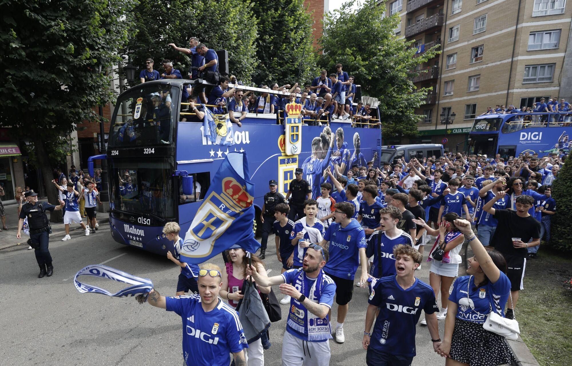 Locura azul en las calles de Oviedo para celebrar el ascenso del equipo a Primera División
