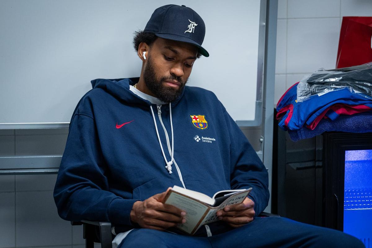 Jabari lee un libro en el vestuario, horas antes de un partido del Barça