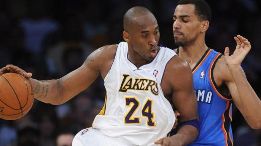 Kobe Bryant bota el balón ante Thabo Sefolosha de los Thunder.