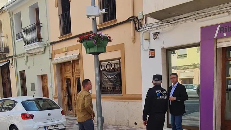 El alcalde y el concejal Jaime Wic junto a una de las cámaras.