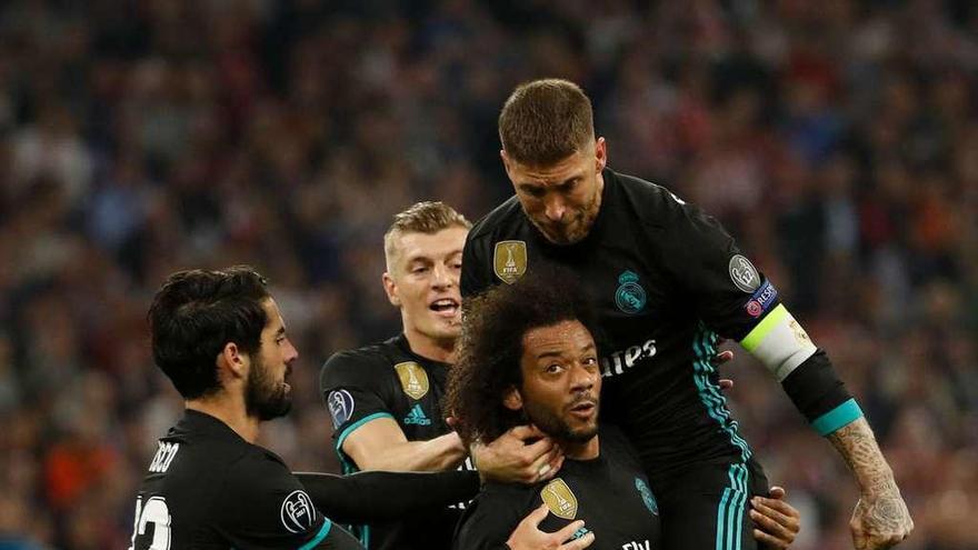 Ramos salta sobre Marcelo tras marcar el brasileño el gol del empate. // Efe