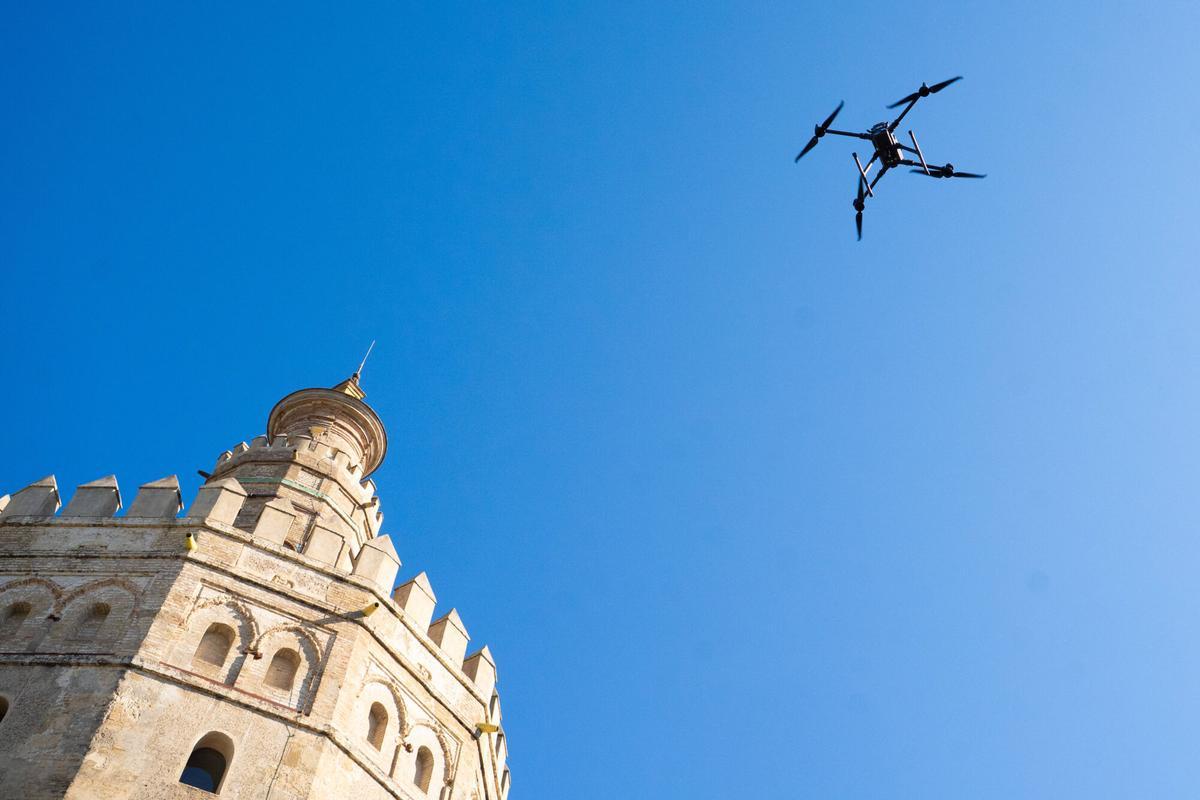 Dron volando cerca de la Torre del Oro, Sevilla