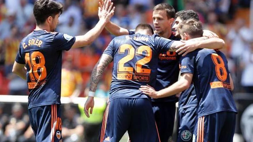 Los jugadores del Valencia celebran el segundo gol, con la nueva camiseta azul.