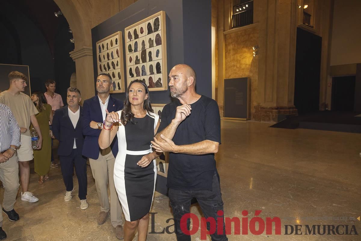 Así es la exposición 'Los Asomados' de Lidó Rico, que llega a Caravaca en su Año Jubilar