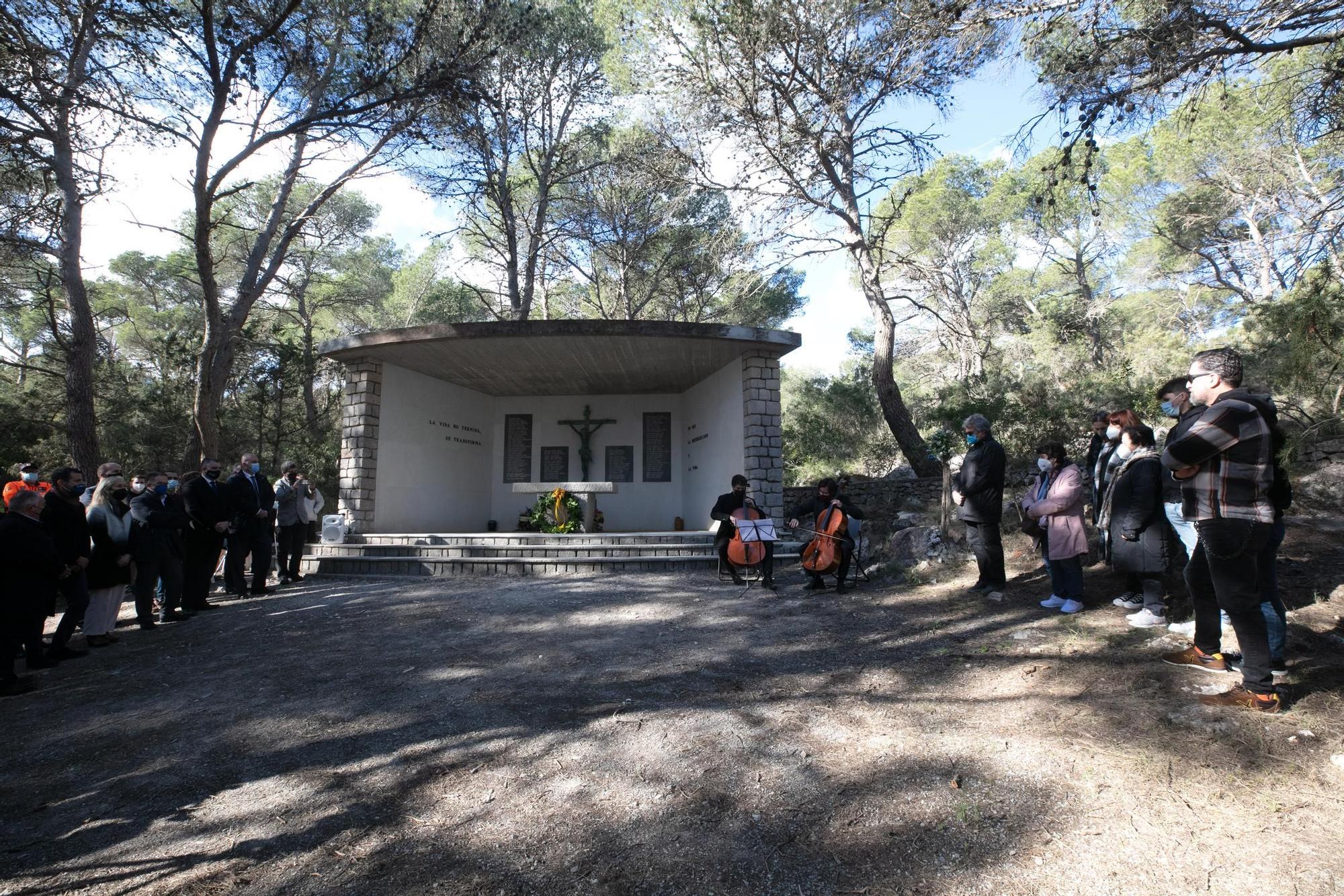 Homenaje a las víctimas del accidente aéreo de ses Roques Altes