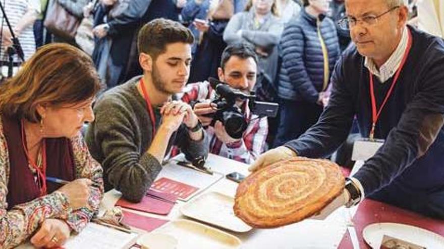 Hochkonzentriert: eine &#039;drei- bis fünfköpfige Jury&#039; untersucht die Ensaïmadas.