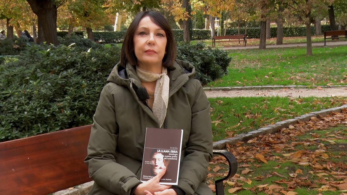 Lurdes Martínez, coordinadora de la antología de poetas surrealistas 'La llama ebria'.