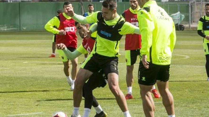 Manuel Sánchez intenta proteger un balón, durante un partidillo de entrenamiento.