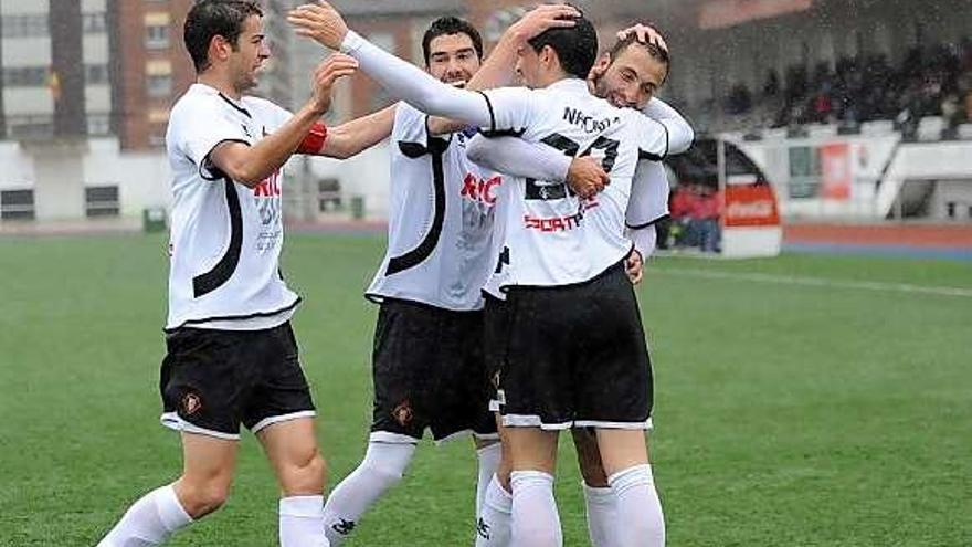 Los jugadores del Caudal celebran un gol en el último partido de Liga.