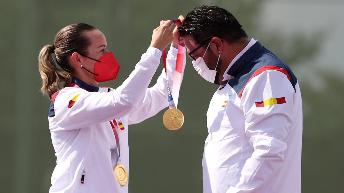 Fátima Gálvez colocando la medalla de oro a su pareja de tiro, Alberto Fernández.