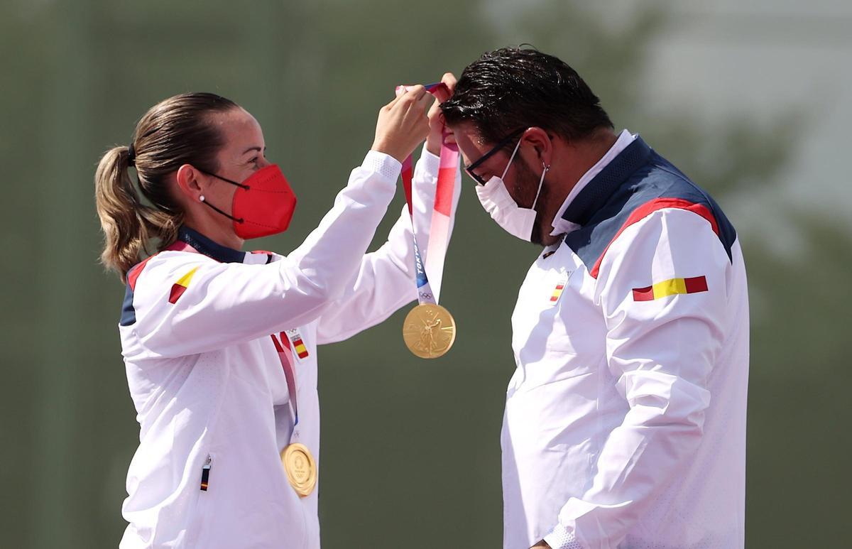 Fátima Gálvez colocando la medalla de oro a su pareja de tiro, Alberto Fernández.