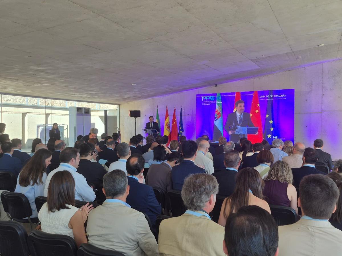 Apertura del acto del III Foro del Vehículo Eléctrico en Badajoz.
