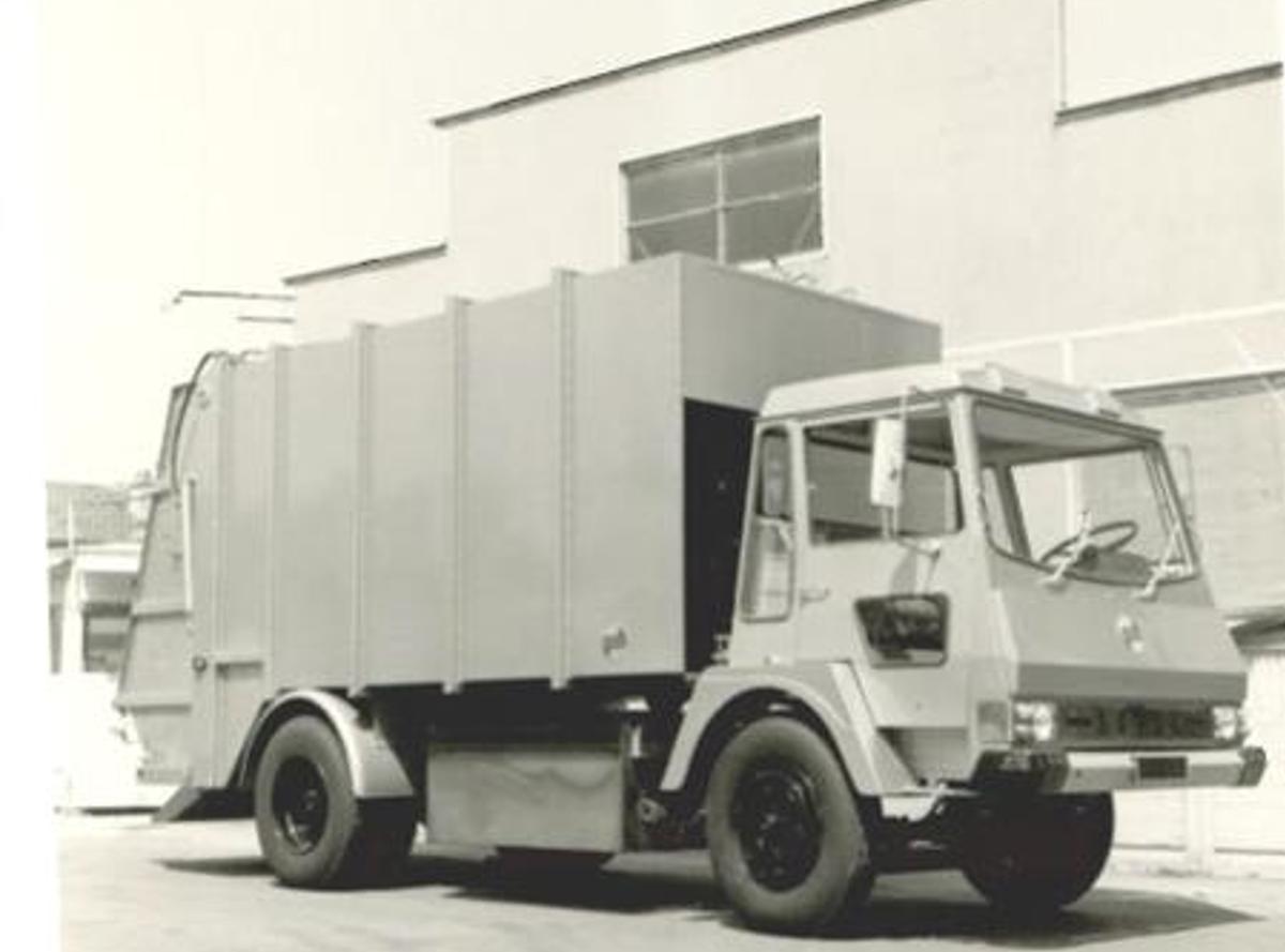 En 1974, FCC Medio Ambiente introdujo en Barcelona su primer vehículo recolector eléctrico, equipado con baterías de plomo.