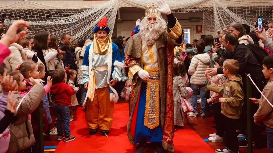 A cativada dubresa encheu o pavillón municipal o ano pasado para facerlle as súas peticións aos Reis Magos.