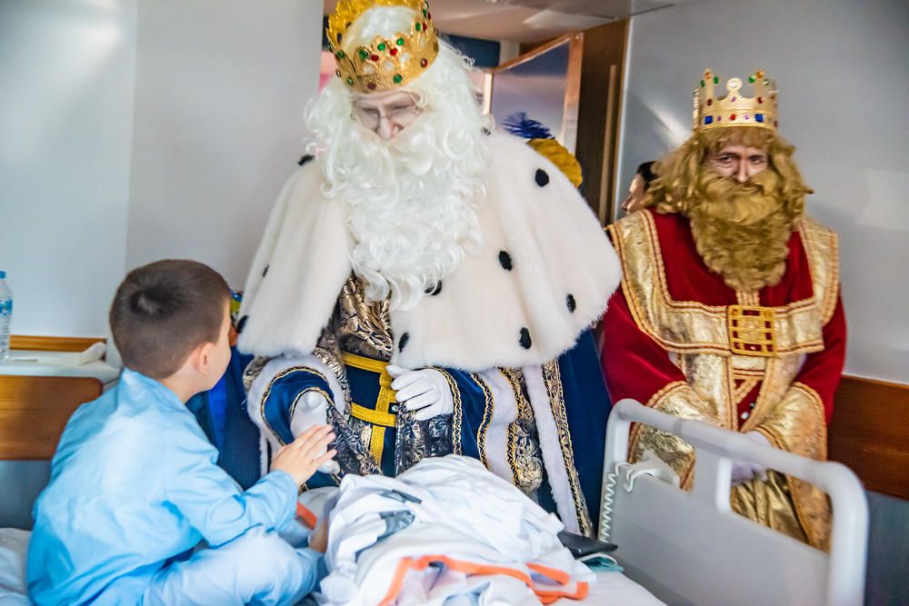 Visita de los Reyes Magos al Hospital Vega Baja