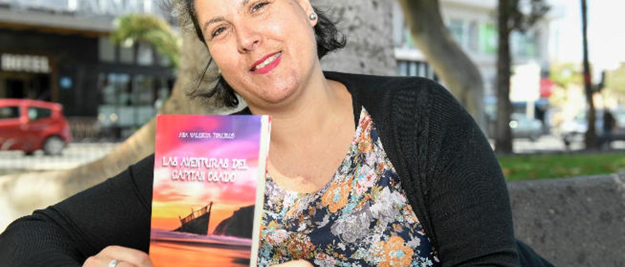 Ana Valencia con un ejemplar de su novela.