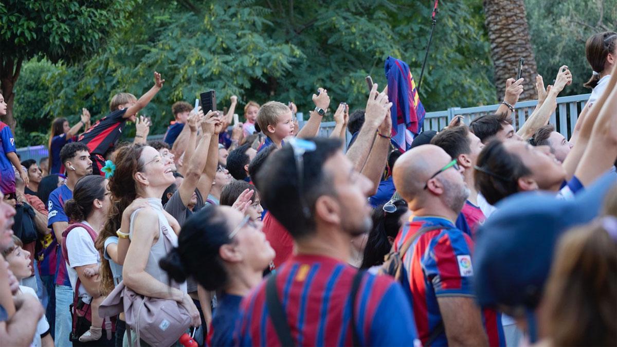 Afición del Barça en las afueras del Estadi Johan Cruyff
