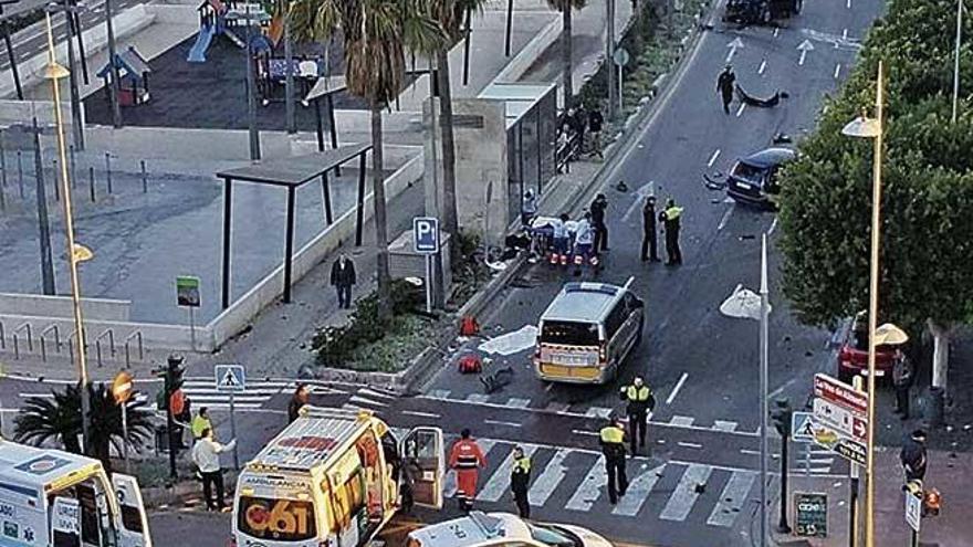 PolicÃ­as y efectivos sanitarios, junto al cadÃ¡ver de la vÃ­ctima, en el lugar del siniestro el 8 de enero de 2017 en AlmerÃ­a.