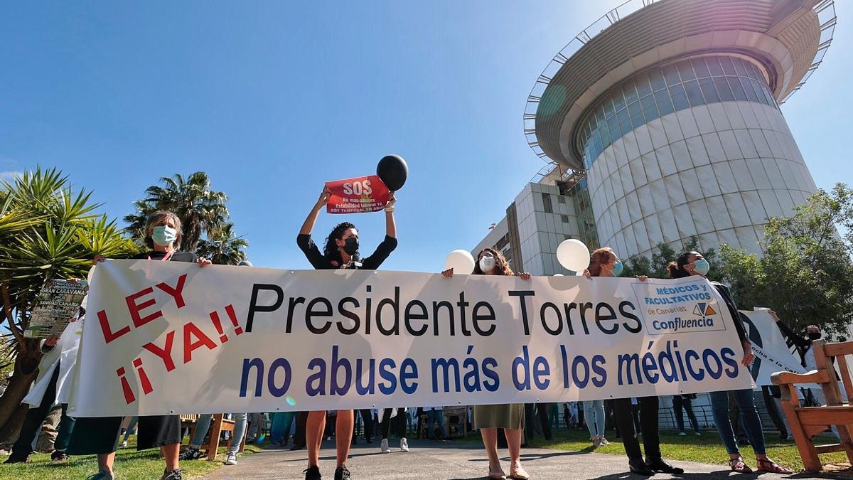 Los médicos temporales se manifiestan a las afueras del Hospital Universitario de Canarias