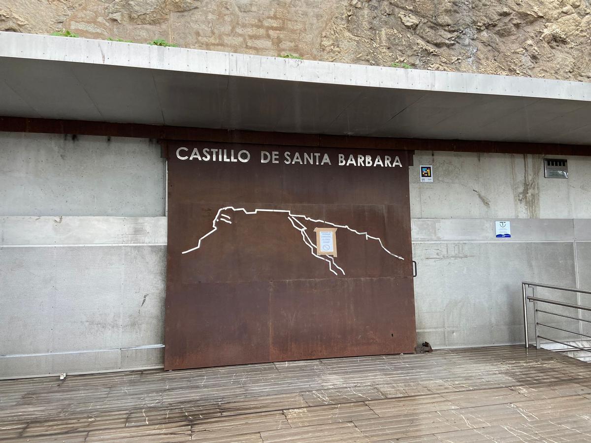 Cartel de &quot;cerrado&quot; en el ascensor del Castillo de Santa Bárbara