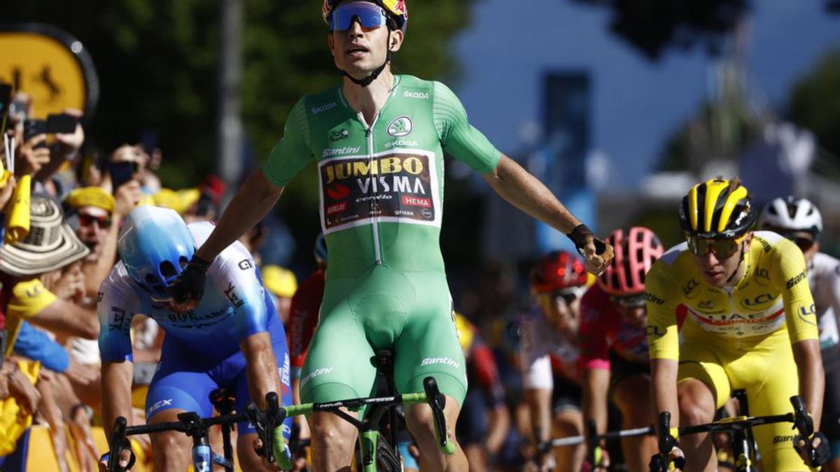 Van Aert celebra el triunfo en la meta de Lausana, ayer.  | EFE/G. HORCAJUELO