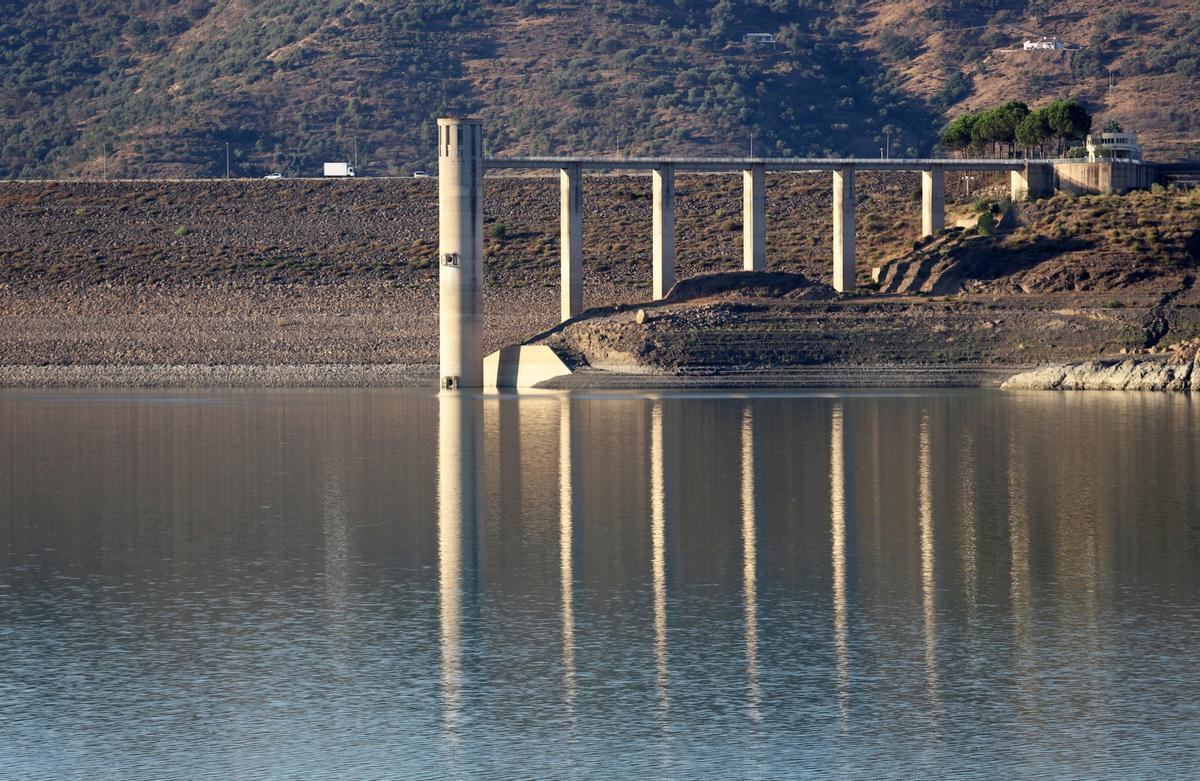 La crítica situación del embalse de la Viñuela, en imágenes