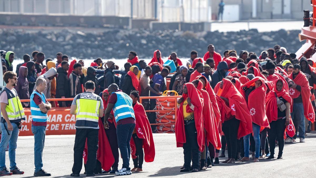 Los servicios sanitarios atienden a migrantes llegados en cayuco a Puerto Naos, en Lanzarote.