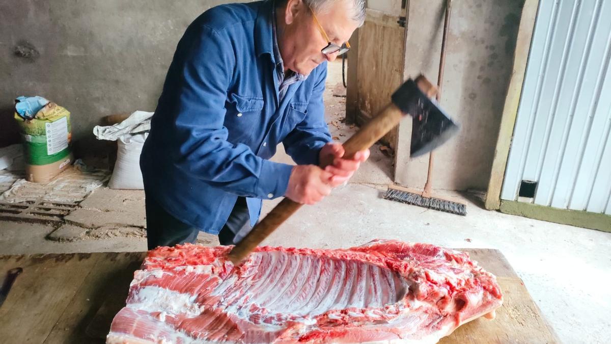 La matanza del cerdo resiste en Galicia: "Es la comida de todo el año"