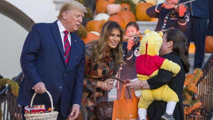 Donald Trump y Melania reparten caramelos a los niños en la Casa Blanca