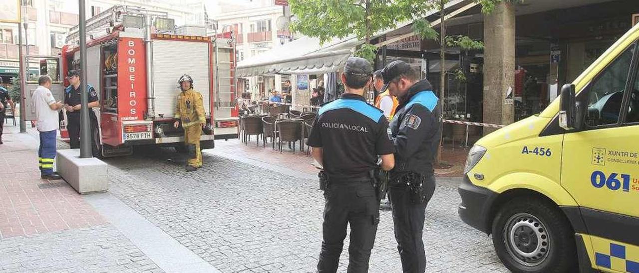 Policías locales y bomberos, en una actuación que llevaron a cabo de forma conjunta. // Iñaki Osorio
