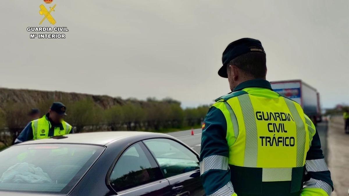 Agente de la Guardia Civil de Tráfico en un control.