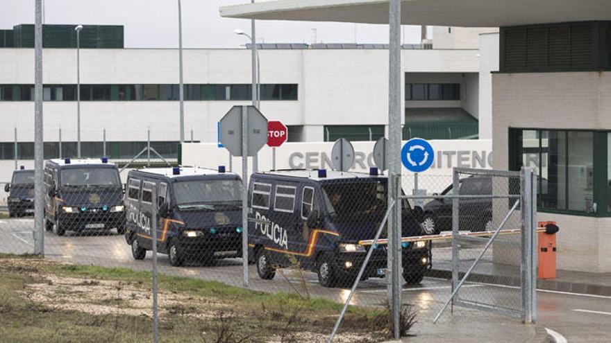 Furgones de la Policía Nacional salen del Centro de Internamiento de Extranjeros de Archidona, donde esta mañana han encontrado a un inmigrante interno ahorcado en su celda.