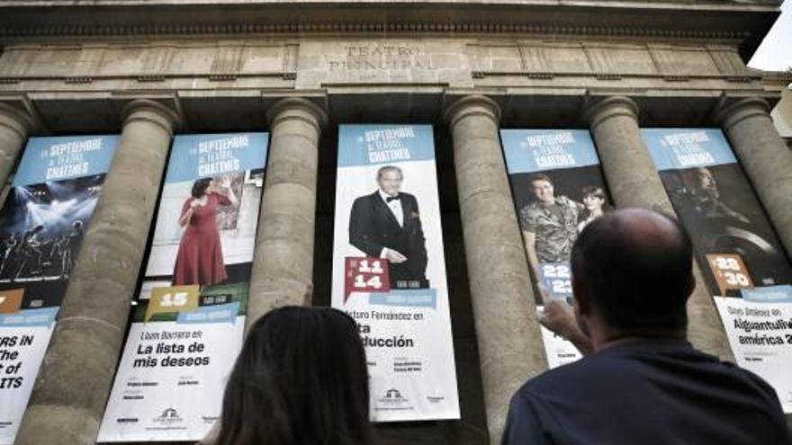 Las pancartas con el ciclo en el que vuelve Arturo Fernández y el lema «En septiembre al teatro, chatines».