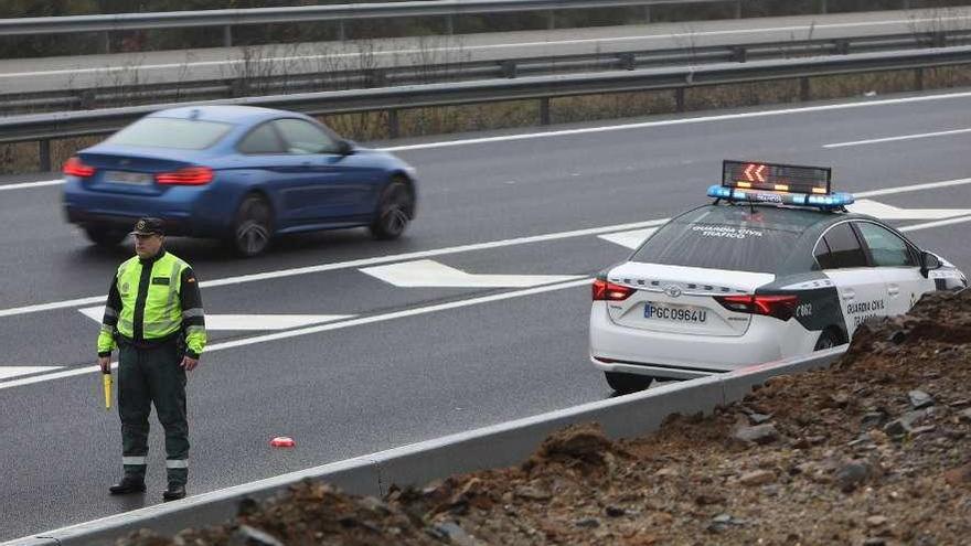 Un agente durante un control de la Guardia Civil de Tráfico en la AP-9.