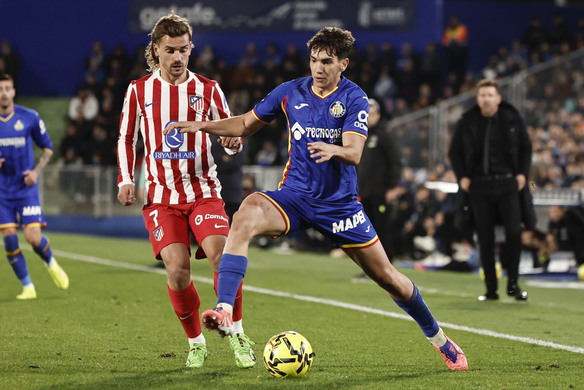 GETAFE (MADRID), 23/11/202.- El centrocampista del Getafe Mario Martín (d) lucha con el francés Antoine Griezmann, del Atlético de Madrid, durante el partido de la jornada 13 de LaLiga que Getafe CF y Atlético de Madrid disputan este domingo en el Coliseum de Getafe. EFE/SERGIO PÉREZ
