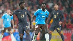 Kobbie Mainoo, con Bellingham al fondo durante el encuentro ante Bélgica