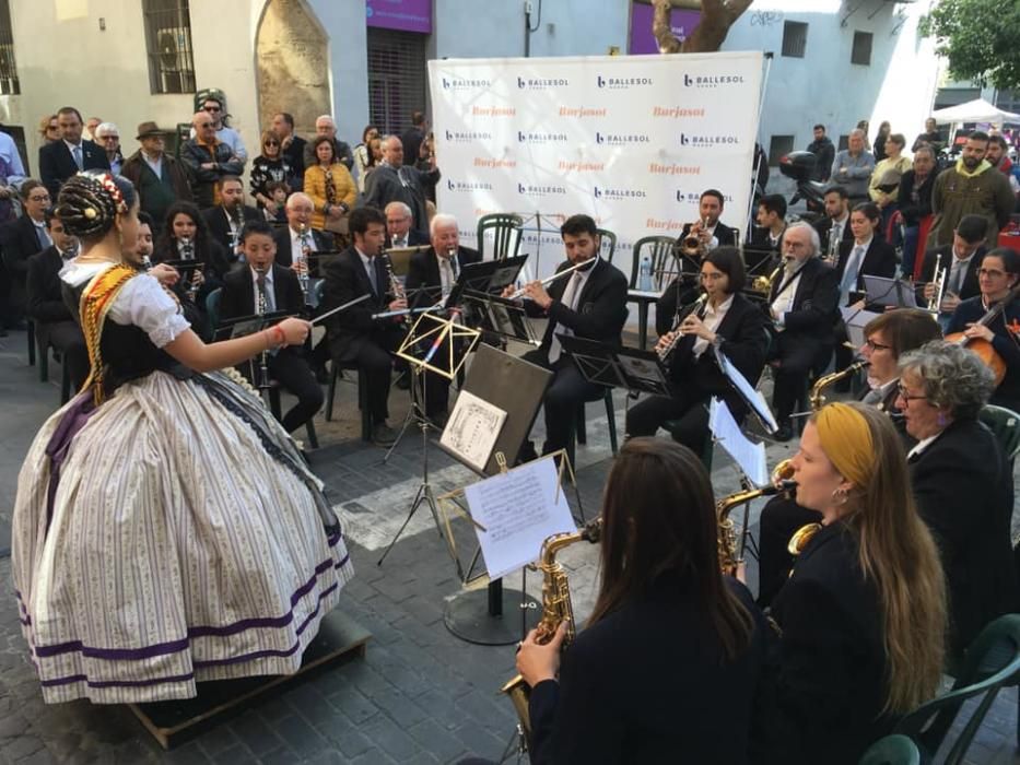 Las falleras mayores de Linterna-Na Robella dirigen la banda del Concierto dedicado a la Mujer