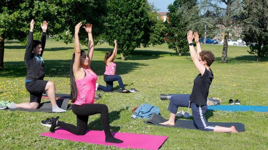 Talleres de yoga al aire libre en el parque de Los Pericones