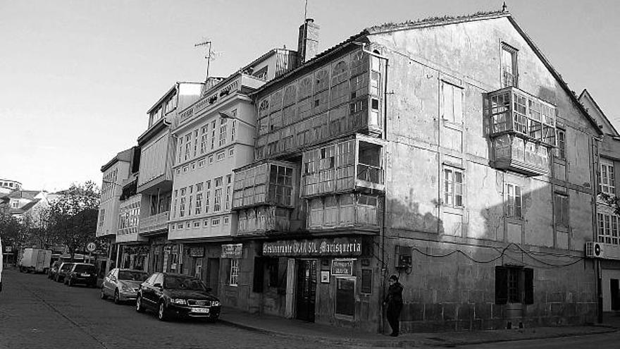 El edificio alberga un restaurante en su bajo, por lo que el tráfico peatonal es muy intenso.