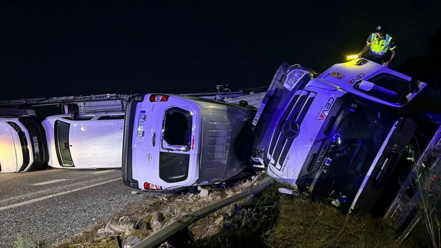 La A-52 estuvo cortada 9 horas tras el vuelco de un camión que transportaba furgonetas