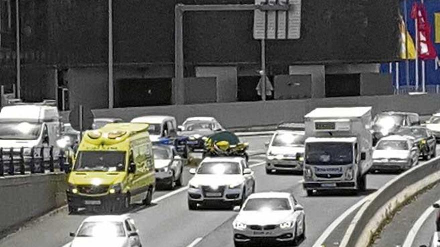 Una ambulancia y una patrulla de la Guardia Civil, en la entrada del túnel.