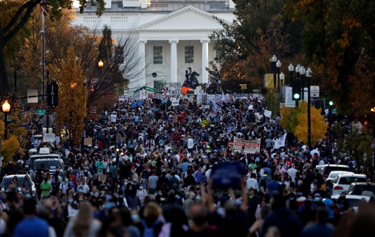 Multitud de personas concentradas frente a La Casa Blanca.