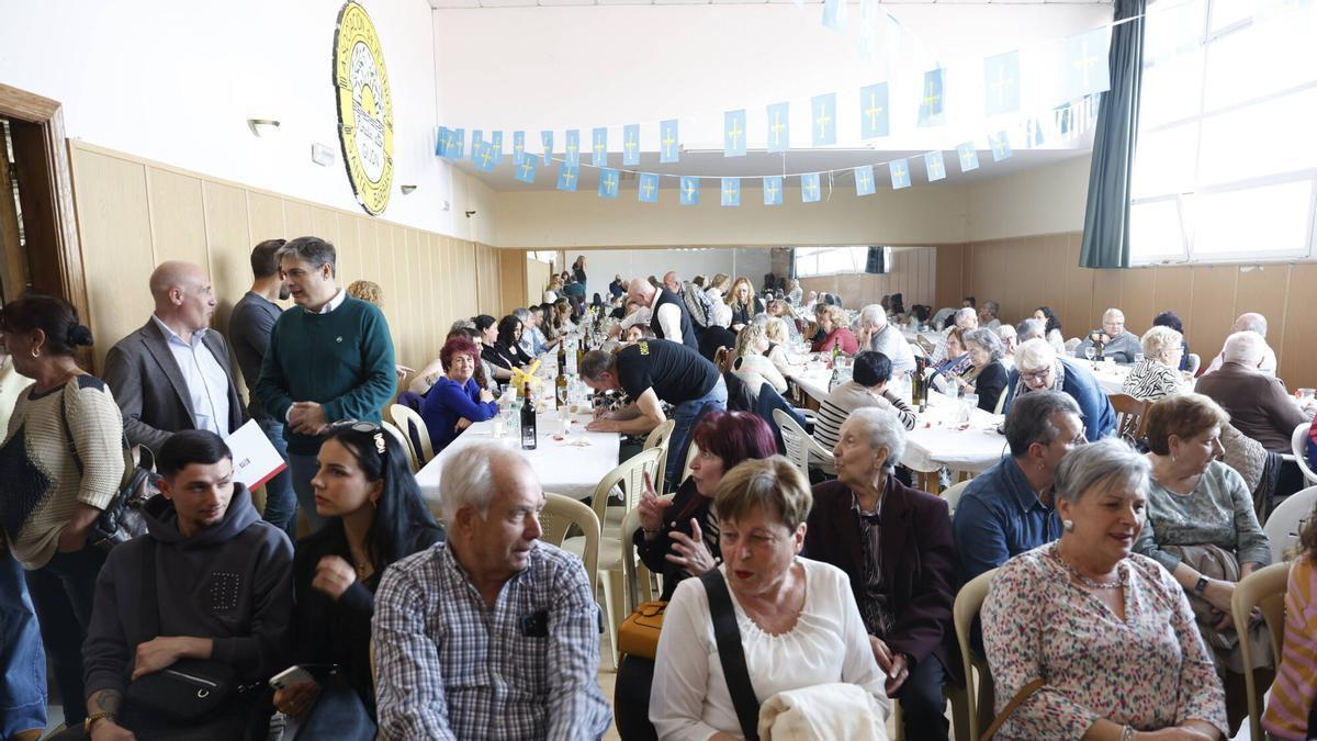 El poblado gijonés de Santa Bárbara celebra en familia su 70.° aniversario